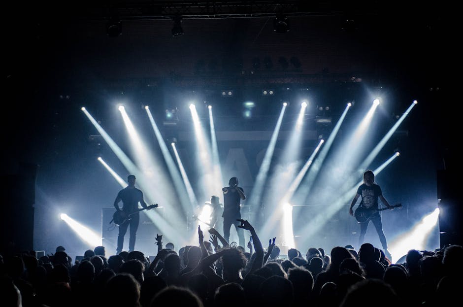 Equipo colaborando en una sala de reuniones moderna